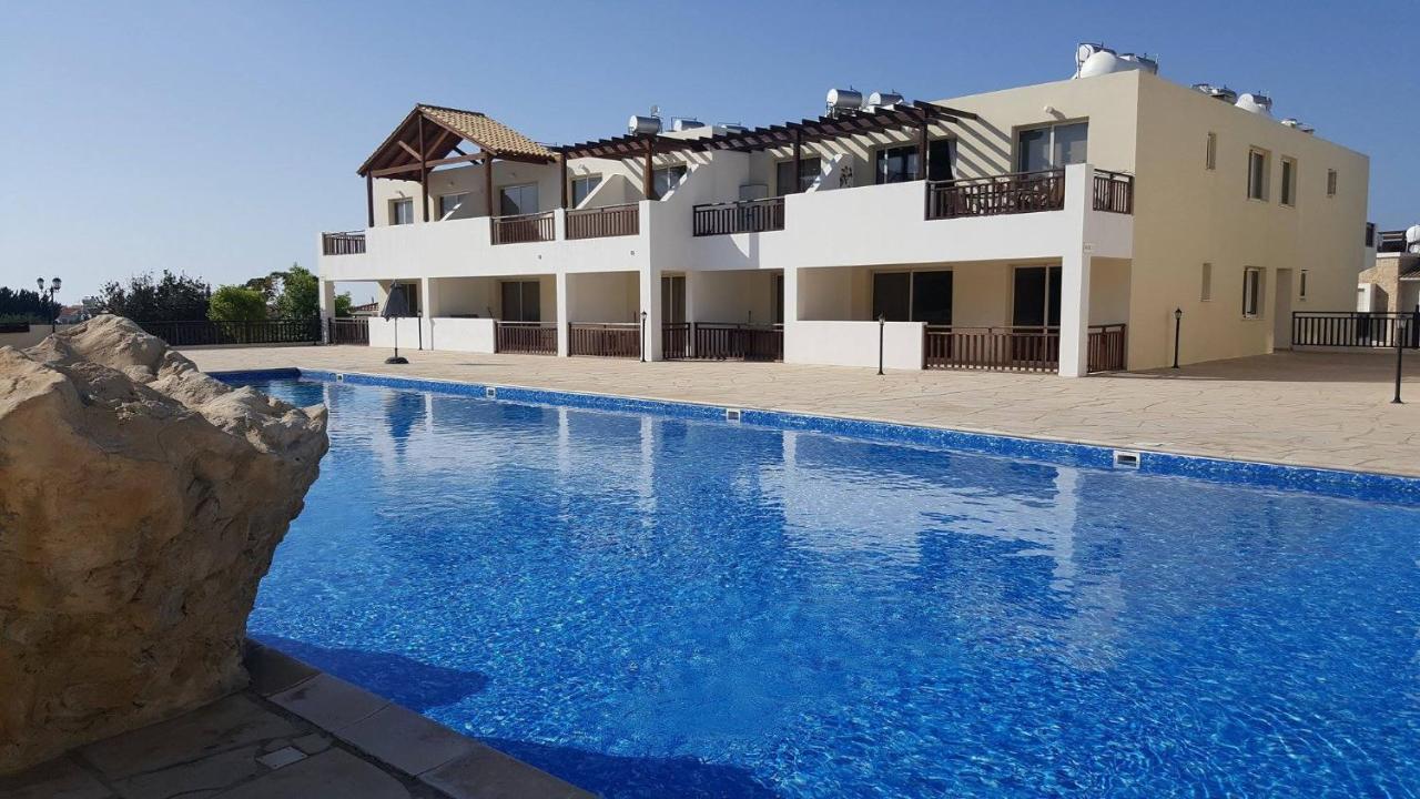 Stunning Apartment C106 With Balcony Looking Over Pool Peyia Exterior foto